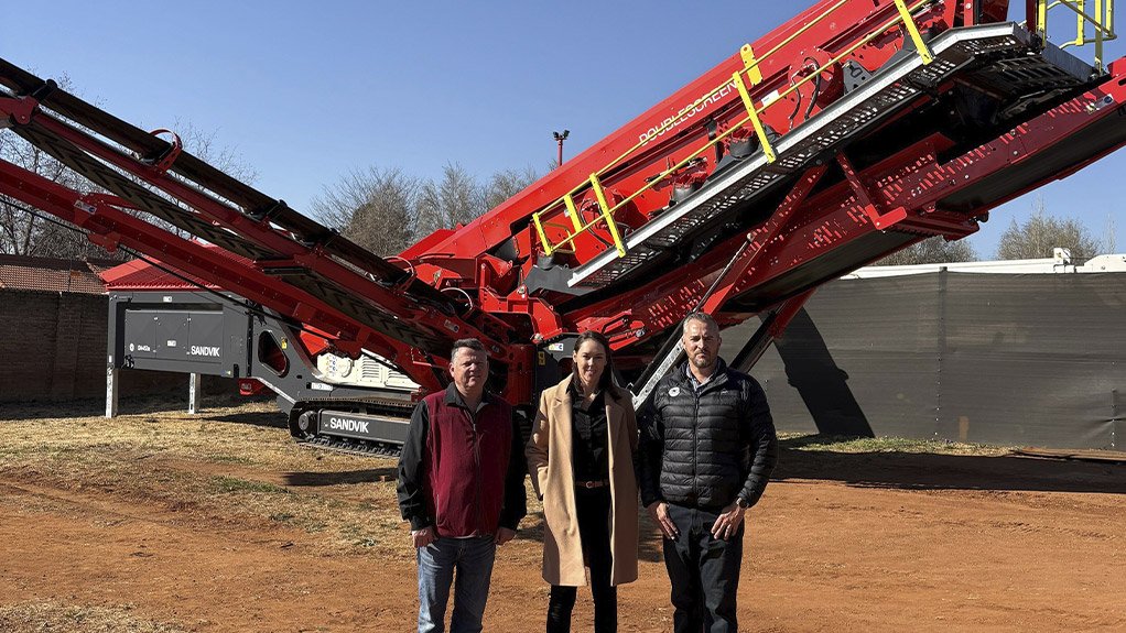 Standing proudly in front of the Sandvik QA452e from left Jaco Benade, Project Manager Sandvik Rock Processing, Tarryn Yatras, Vice President – Sales Area Africa at Sandvik Rock Processing and Stephen Smith, Managing Member at S&R Distributors marking the successful delivery of Sandvik’s latest hybrid screening innovation