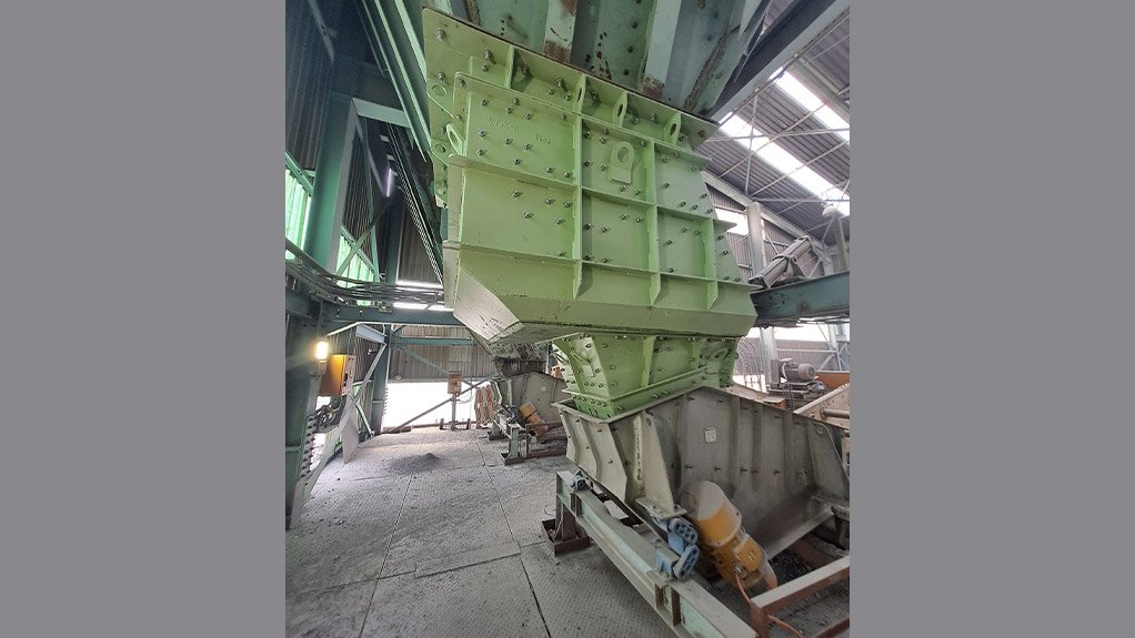 A Weba surge bin discharge chute feeding onto a low head screen vibrating feeder at a platinum mine in South Africa’s North West Province, engineered for optimal flow control and extended wear life