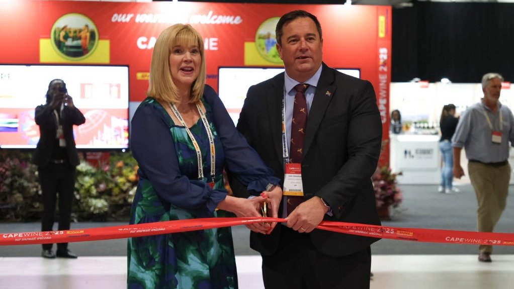 Agriculture Minister John Steenhuisen and WoSA CEO Siobhan Thompson cutting the events ribbon