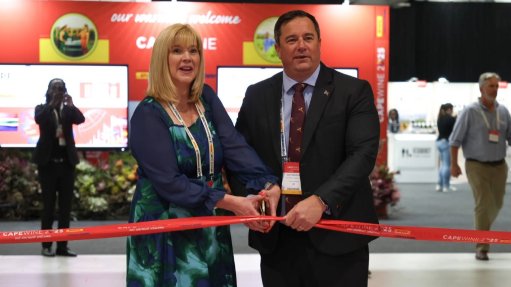 Agriculture Minister John Steenhuisen and WoSA CEO Siobhan Thompson cutting the events ribbon