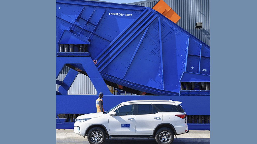 The ENDURON Elite double-deck banana screen from Weir, justaposed next to a SUV.