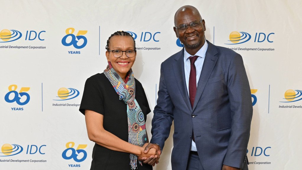 IDC CEO Mmakgoshi Lekhethe and PIC CEO Patrick Dlamin at the singing of the MoU