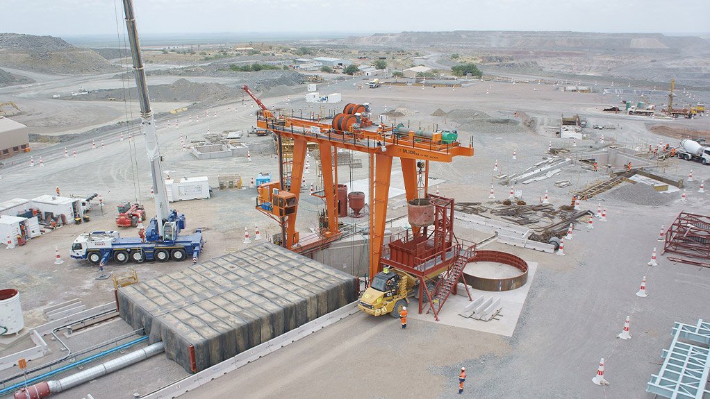 At Venetia Mine, the pre-sink gantry arrangement included a blast cover and kibble tipping system, designed to protect workers and equipment during early shaft sinking