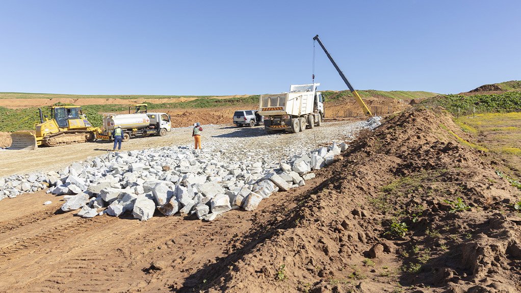 Supplied from AfriSam’s Rheebok Quarry to the H&I Malmesbury Bypass Project, a pioneer layer of rock between 500mm and 1 m deep, depending on sub-strate conditions had to be placed first