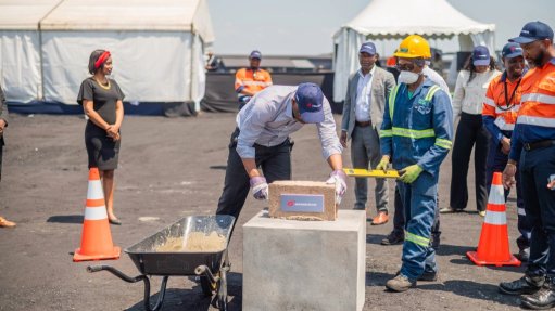 João Jorge Matlombe lays the first brick of the new development