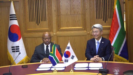 Armscor CEO Advocate Solomzi Mbada (left) and DAPA director general Kim Tae Kon