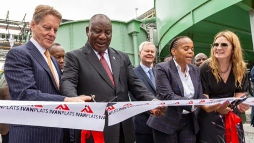 Ivanhoe Mines co-chairperson Robert Friedland, South African President Cyril Ramaphosa, Limpopo Premier Dr Phophi Ramathuba and Ivanhoe Mines president and CEO Marna Cloete cutting a ribbon marking the formal opening of the Platreef mine.