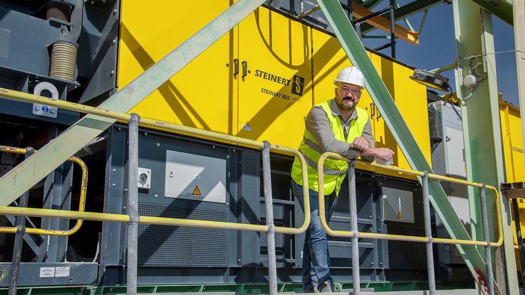JOHN KNOUWDS
STEINERT’s mining expert in Namibia is responsible for the project at Navachab Gold Mine where the new “STEINERT KSS EVO 6.0” generation has been successfully installed.
Photo: STEINERT