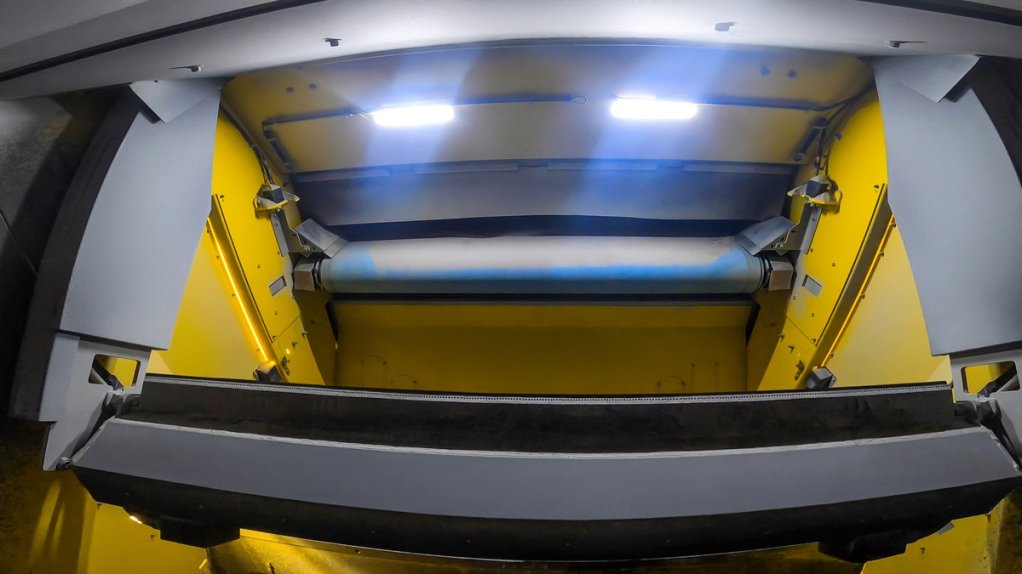 WASTE EXTRACTION
Compressed air extracts the waste from the product. To prevent the valve bar from becoming clogged during maintenance work, the valve bar can now be swung up.