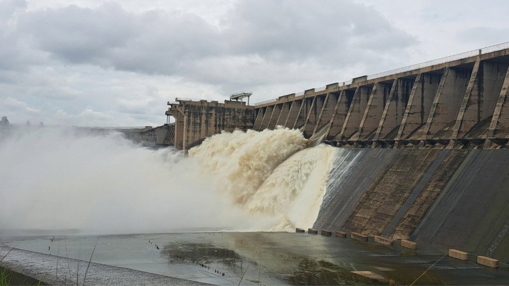 Image of open sluice gates at the Vaal dam