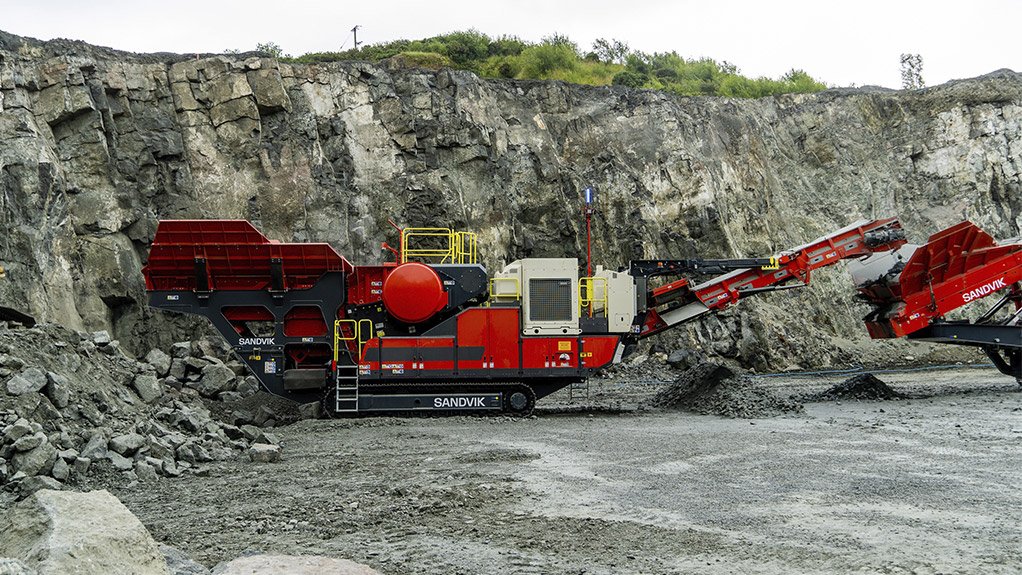 Image of The Sandvik UJ443E mobile crushing plant