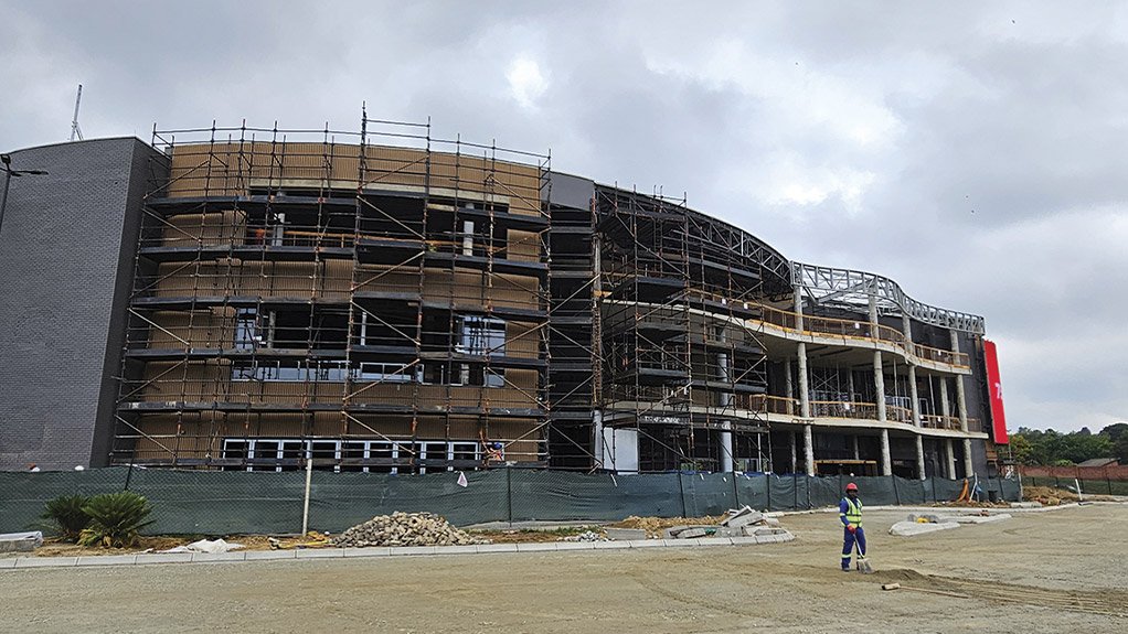 The façade upgrade at Concor’s The View project at Fourways Mall progressing well, with work underway on the shopfronts and cladding