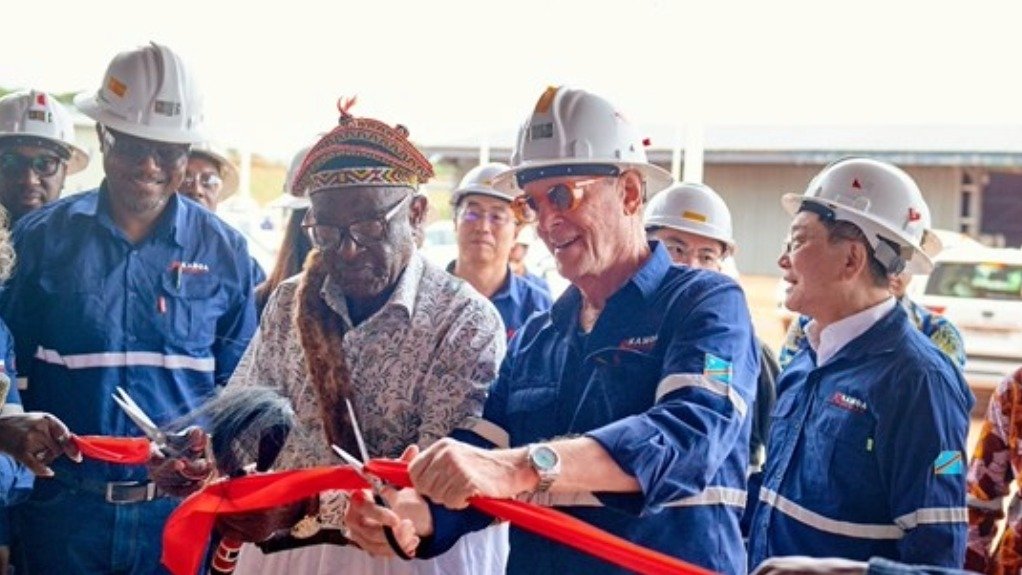 Chief Musokantanda Sabuni Kafweku (front left) and Ivanhoe Mines co-chairperson Robert Friedland (front right) cut the ribbon, opening the new smelter