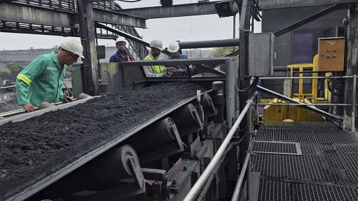 A Weba Chute Systems field advisor inspects a conveyor transfer point in operation, underpinning the company’s ongoing commitment to ensuring optimal material flow and performance across all installations