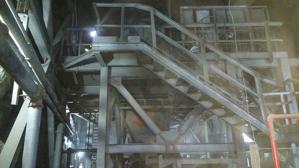 This conveyor-on-conveyor transfer chute custom designed and installed at PMC more than 20 years ago demonstrates the robust design and precision engineering behind the system’s long term reliability