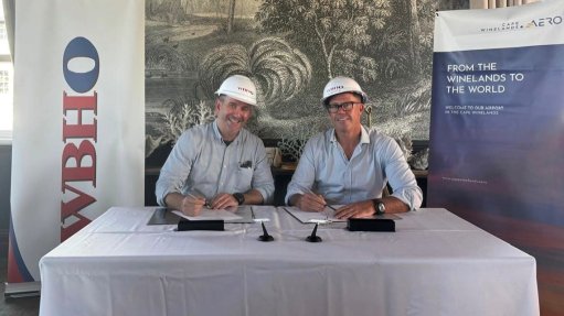 WBHO CEO Wolfgang Neff and RSA Aero MD Nick Ferguson sign the construction agreement. RSA Aero owns the Cape Winelands Airport
