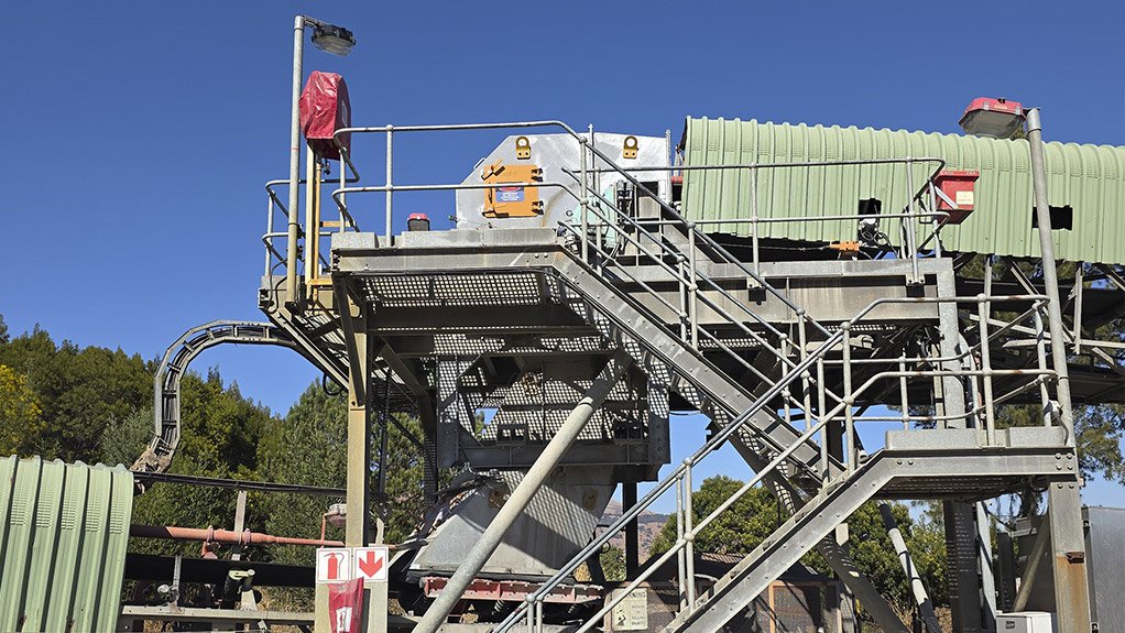 Engineered specifically for platinum ore, this Weba transfer system stabilises material flow to downstream equipment, delivering consistent feed distribution while protecting crushers and screens from uneven loading
