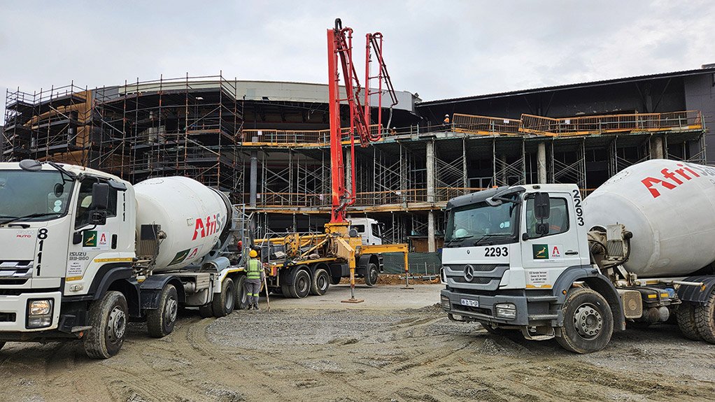 Concrete is cast at Concor’s The View project at Fourways Mall using a boom pump to ensure efficient, accurate placement on the structure.