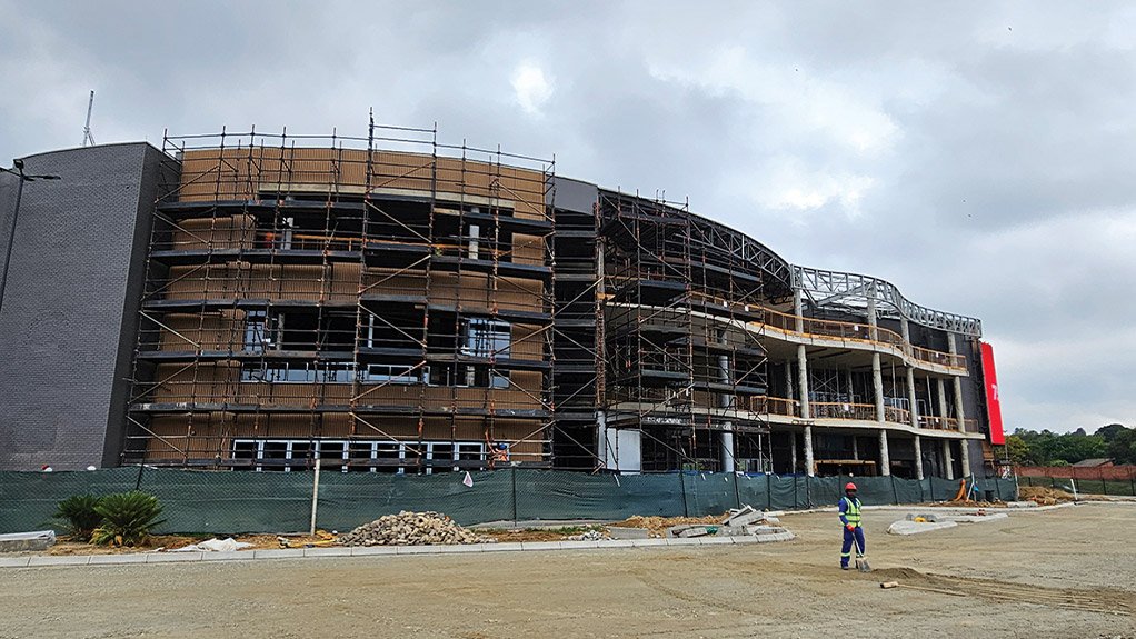 The façade upgrade at Concor’s The View project at Fourways Mall progressing well, with work underway on the shopfronts and cladding.