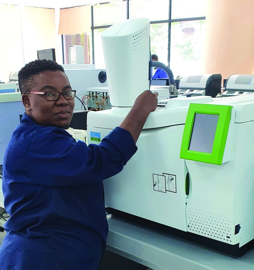 ZAMASWAZI DLAMINI
WearCheck transformer laboratory technician Zamaswazi Dlamini operates a gas chromatograph – a vital tool for detecting dissolved gases that reveal early signs of transformer faults
