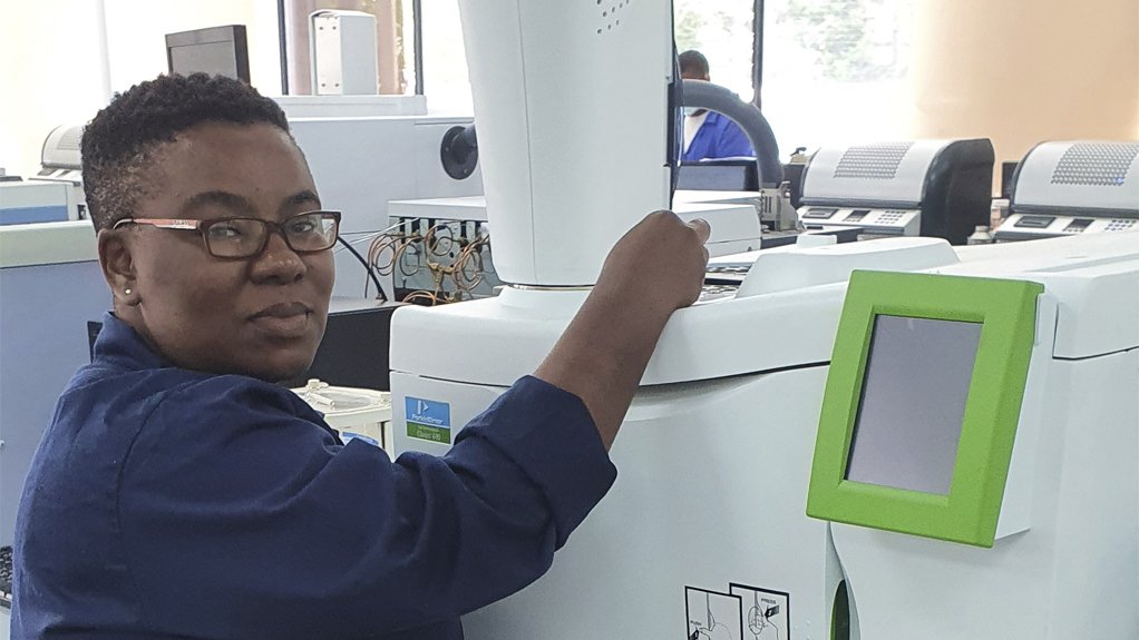 ZAMASWAZI DLAMINI
WearCheck transformer laboratory technician Zamaswazi Dlamini operates a gas chromatograph – a vital tool for detecting dissolved gases that reveal early signs of transformer faults
