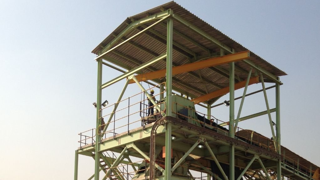 A bifurcated chute on site