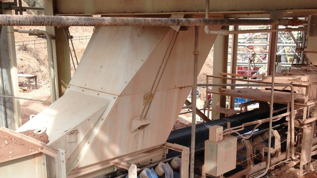 A high-capacity conveyor-to-conveyor transfer chute on site