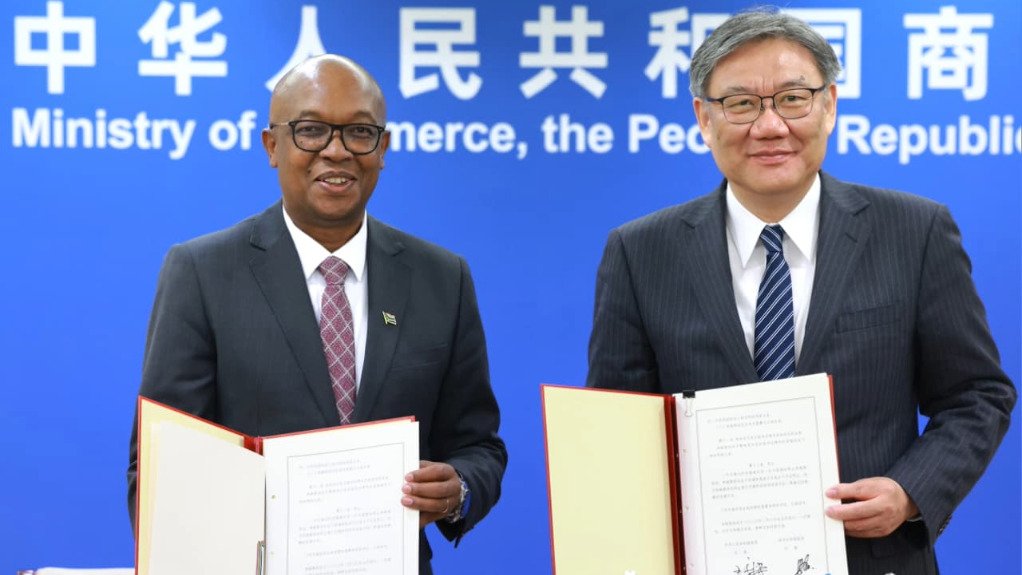 South Africa’s Minister Parks Tau and his counterpart from the People’s Republic of China, Minister Wang Wentao at the signing ceremony in Beijing, China.