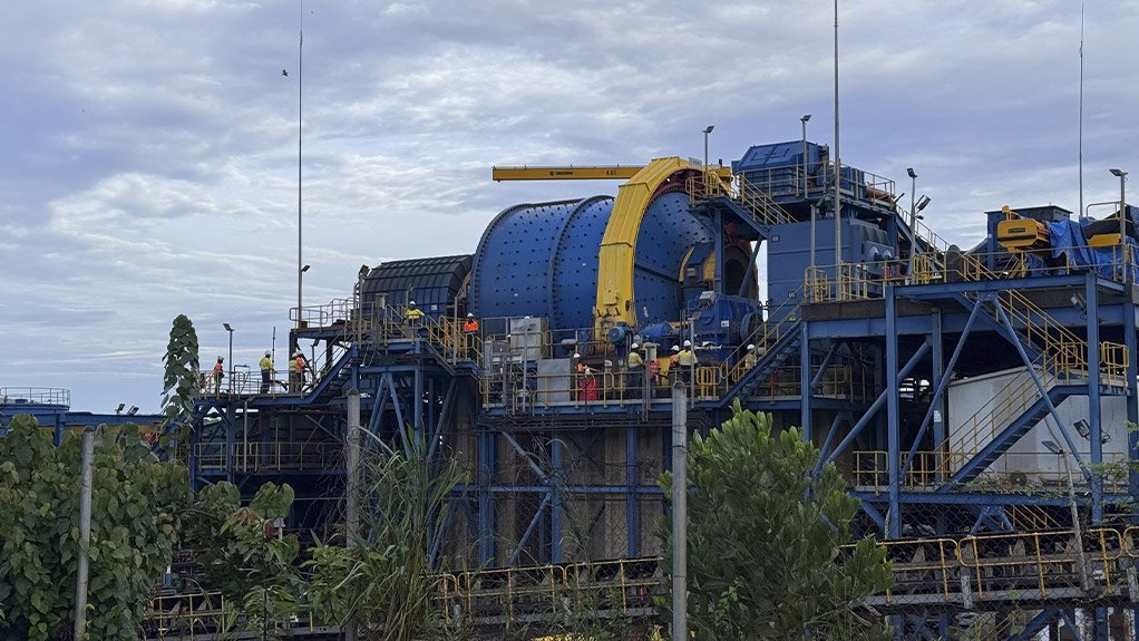 Engineered Weba chute managing mill discharge to balance material flow into the downstream screening circuit