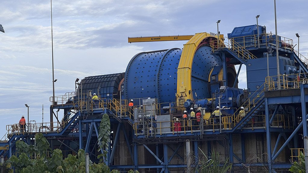 Purpose-designed Weba chute controlling material flow to improve screening efficiency and process stability