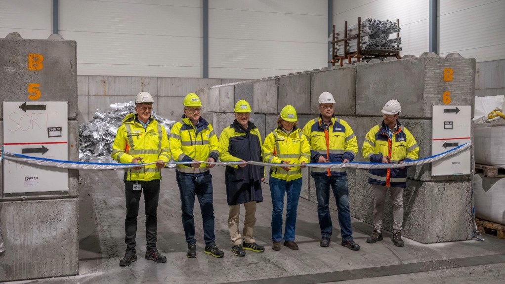 Representatives from Benteler’s management team cutting a ribbon
