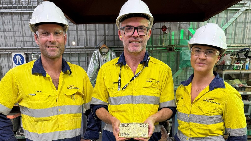Lefroy staff members Chris Hesford (exploration manager), Graeme Gribbin (CEO) and Kristel Sarak
(office administration manager) attending a gold pour at the FMR Greenfields Mill in Coolgardie.