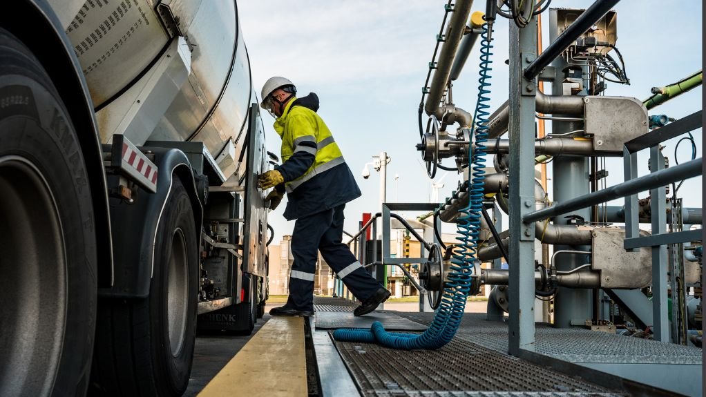 Image of bpSA's tanker truck at Island View