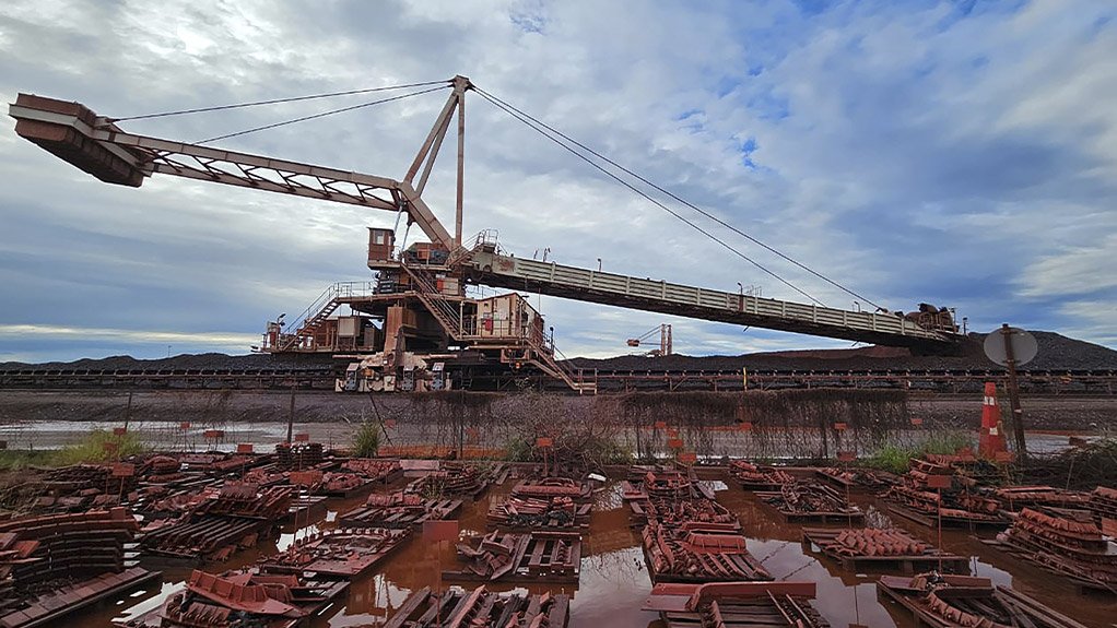 To counter wet fines and stickiness, Weba Chute Systems’ designs integrate data from minus 4 mm material and larger lumps to ensure consistent flow on reclaimer belts, even in the rain