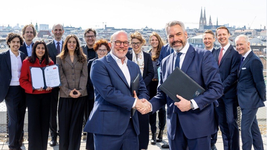 Speedinvest CEO and managing partner Oliver Holle and EIB VP Karl Nehammer