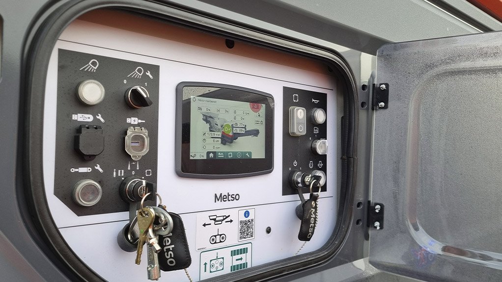 The control panel of the Metso Lokotrack LT400J integrates advanced IC process automation, enabling operators to monitor key parameters and adjust crusher settings for consistent, efficient production 