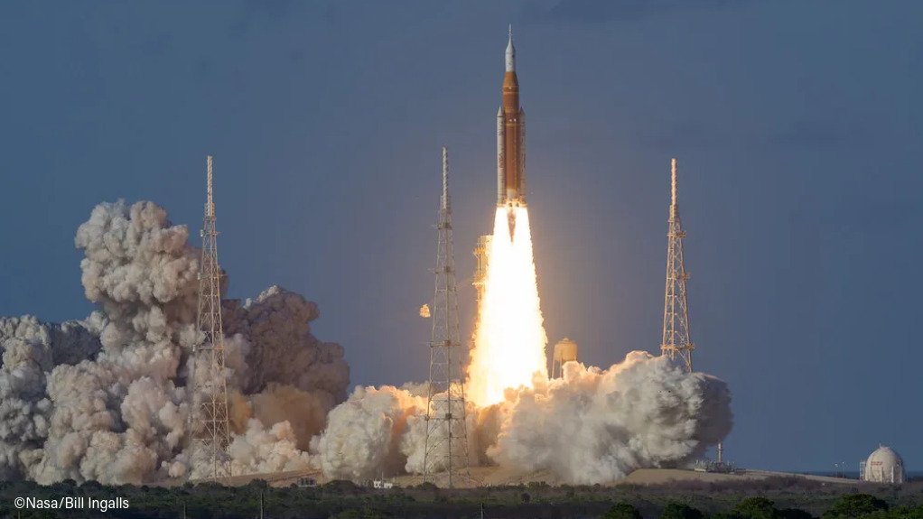 The SLS rocket carrying the Orion spacecraft and its service module lifting off