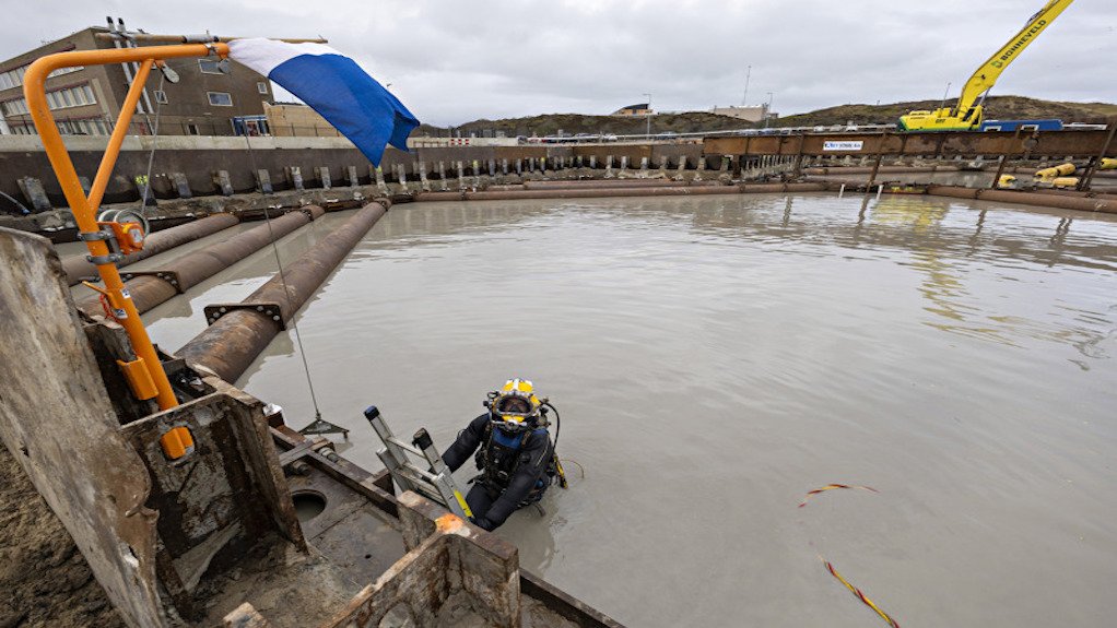 As part of underwater works in the construction pit of the secondary cooling system building, divers conduct inspections at the bottom of the pit to check soil condition, clear the GEWI piles and the CSM walls - all to prepare the construction pit for the concrete pour and water pump-out. 