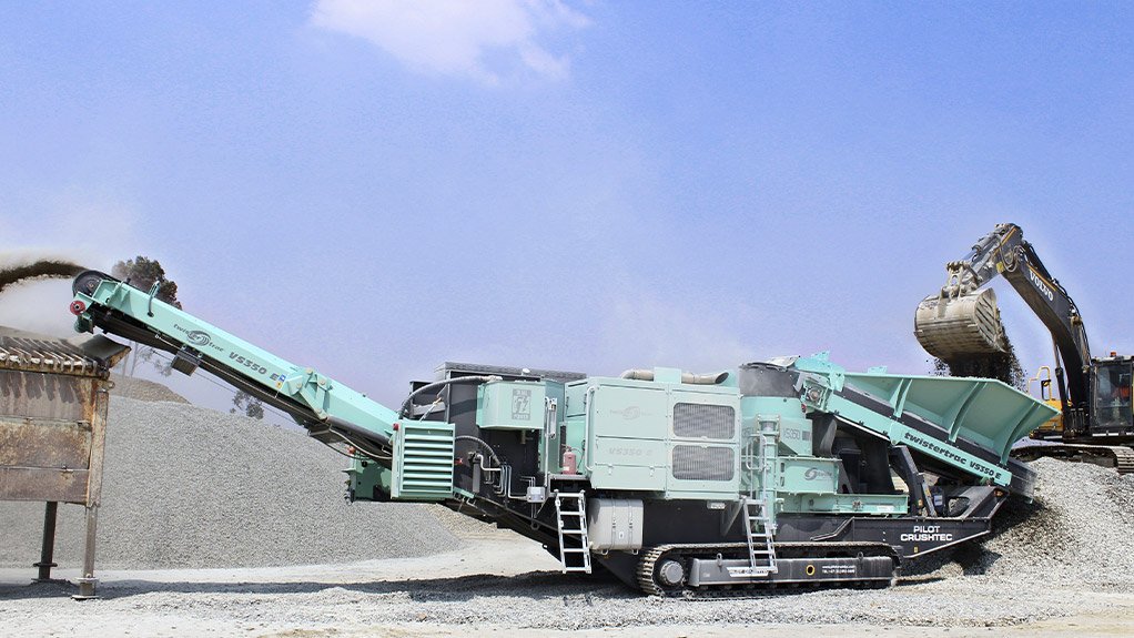 The Stage V–compliant TwisterTrac VS350E at work on site, combining proven VSI crushing performance with reduced emissions to meet European regulatory requirements
