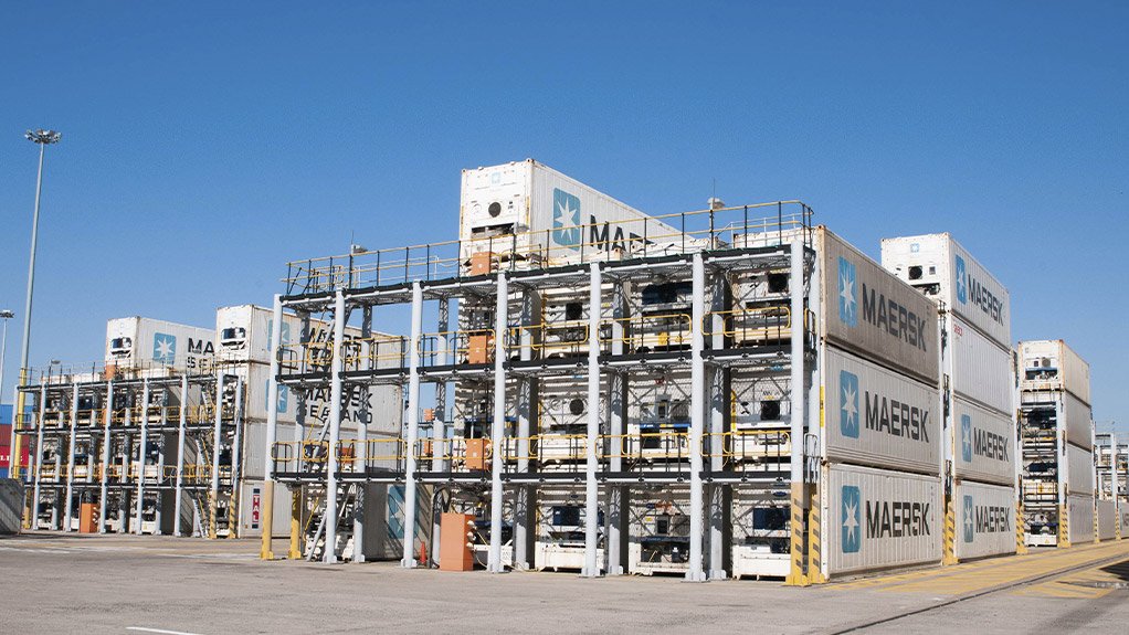 Transnet Port Terminals (TPT) reports that it has undertaken integrated planning with the citrus industry ahead of the 2026 export season. From April to September, container terminals with refrigerated containers, such as those pictured, will handle oranges, mandarins, lemons, clementines, limes and grapefruit destined for over 100 markets. TPT reports that its terminals in KwaZulu-Natal, Eastern Cape, and Western Cape will offer a 24-hour service across four employee shifts.
