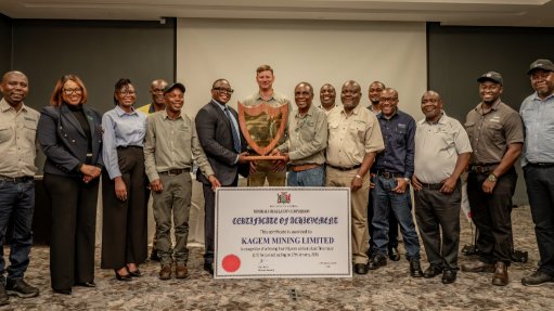 An image of the Kagem team receiving its award from the Zambian Minerals Regulation Commission 