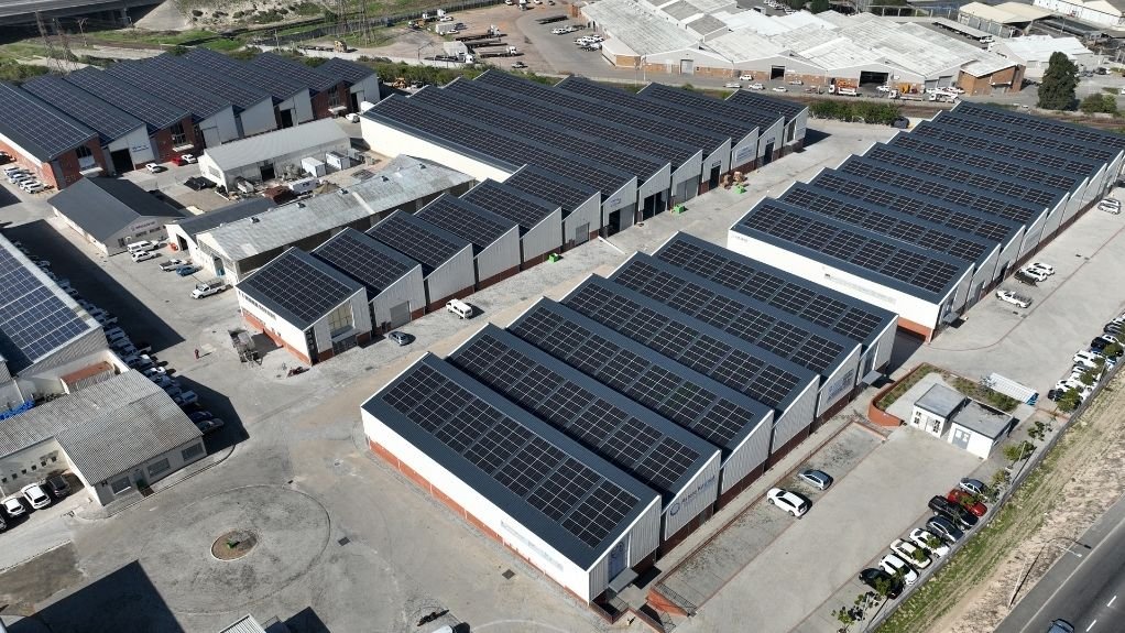 THE FUTURE IS BESS
Solar-plus-storage is emerging as the default choice for mines, manufacturers and multi-site corporates seeking reliable and affordable power
