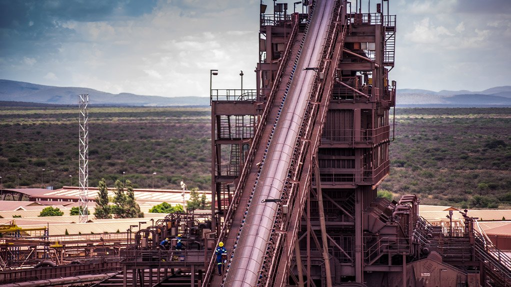 A conveyor system feeds into a high performance Weba Chute Systems transfer chute, optimising flow control, reducing downtime and improving overall plant efficiency