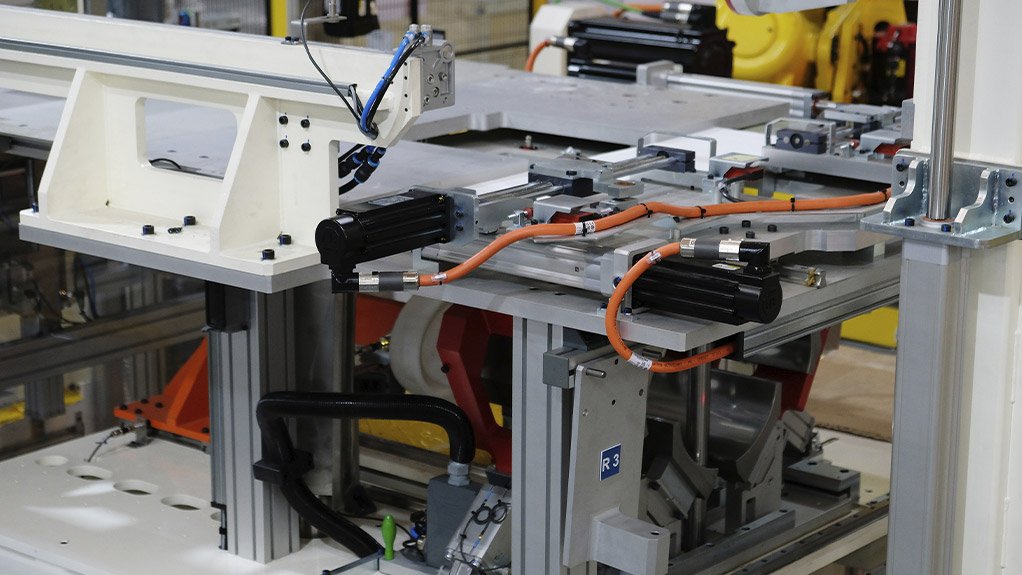 The mat autowrapper station uses a multi-segment wrapping mechanism, powered by SEW-EURODRIVE servo-driven technology, to tightly and uniformly encase the mat around the monolith, creating a gap-free assembly ready for insertion into the can as part of Jendamark’s advanced automated production line