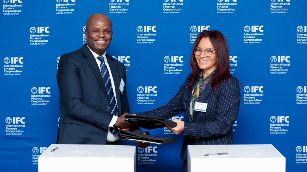 IFISA's Mohale Rakgate and the IFC's Cláudia Conceição signed a Memorandum of Cooperation to strengthen project preparation, improve bankability, and accelerate the delivery of high-impact infrastructure.  