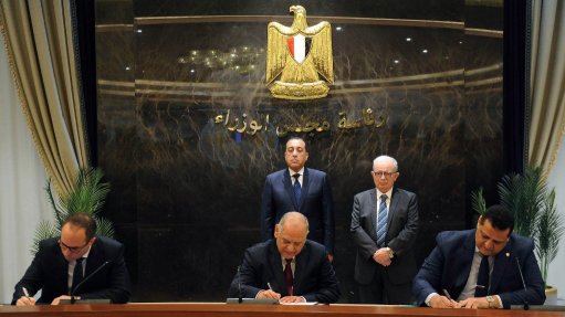 Executives from Trafigura, MIH and Egyptalum at the signing of a term sheet in the presence of Egypt's Prime Minister Mostafa Madbouly (back row, left)