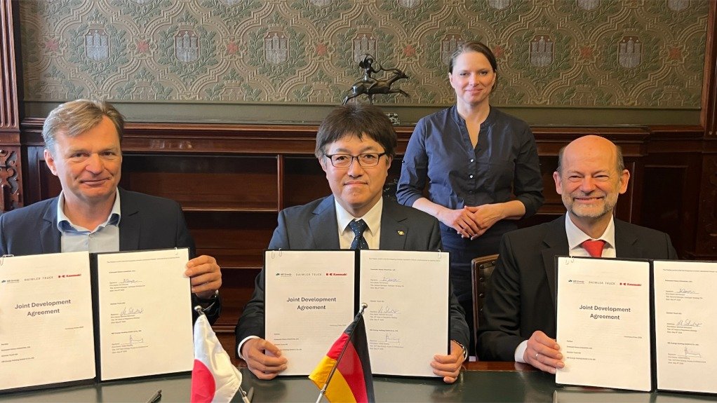 Volker Ebeling, Kei Nomura and Dr Manfred Schuckert are at the front, and at the back is Senator Dr Melanie Leonhard, president of the Ministry for Economic Affairs, Labour and Innovation in Hamburg