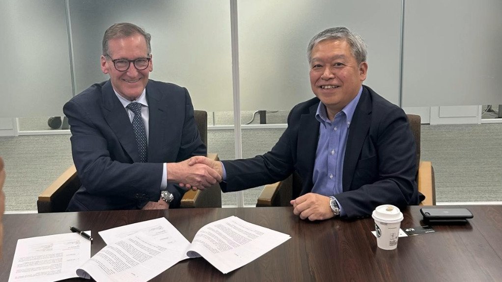 KAP Minerals CEO Geoff Hampson (left) and Hanwa managing executive officer Shoji Shirasawa