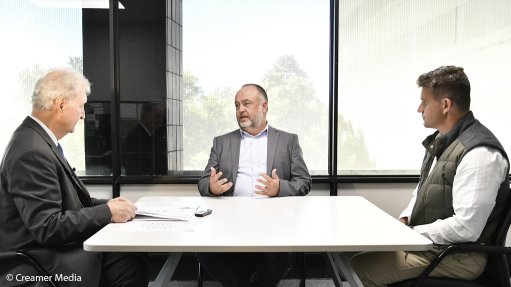 Cementation Africa MD Japie du Plessis (centre), Differential Capital Special Situations Fund Head Mark Salmon (right), and Mining Weekly's Martin Creamer (left).