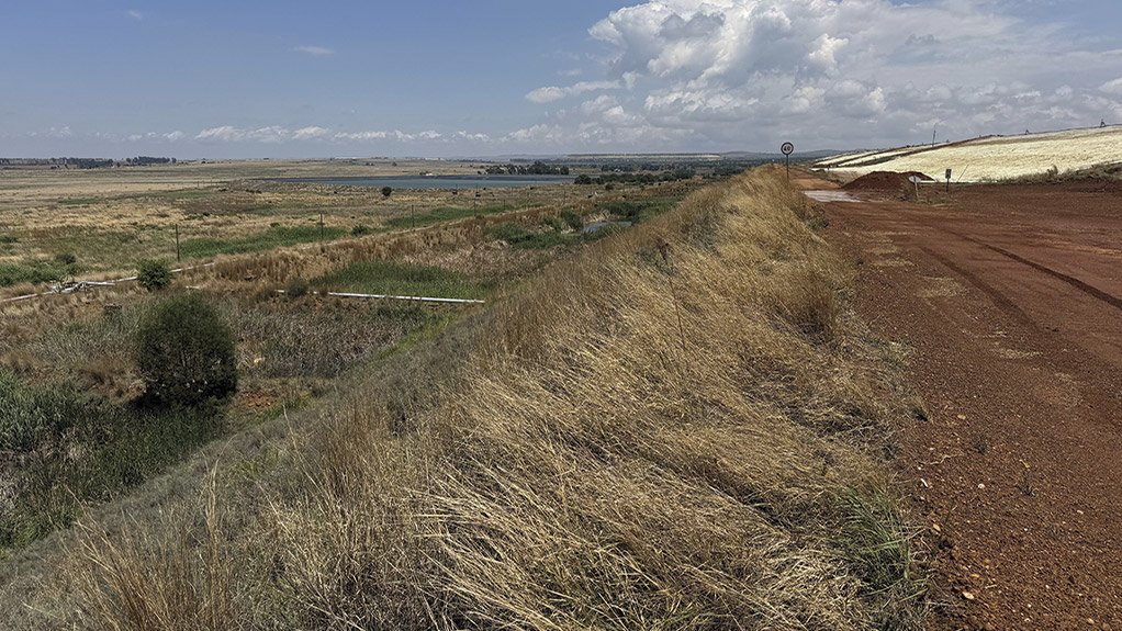 Concurrent rehabilitation of a Tailings Storage Facility (TSF) helps reduce environmental risk by stabilising exposed areas during operations while supporting long-term dust suppression, erosion control and progressive ecosystem restoration.